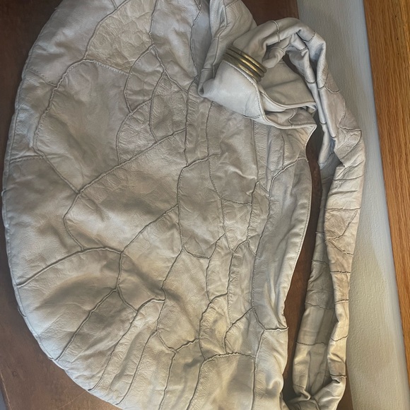 The softest gray leather De.De bag. - Picture 6 of 16
